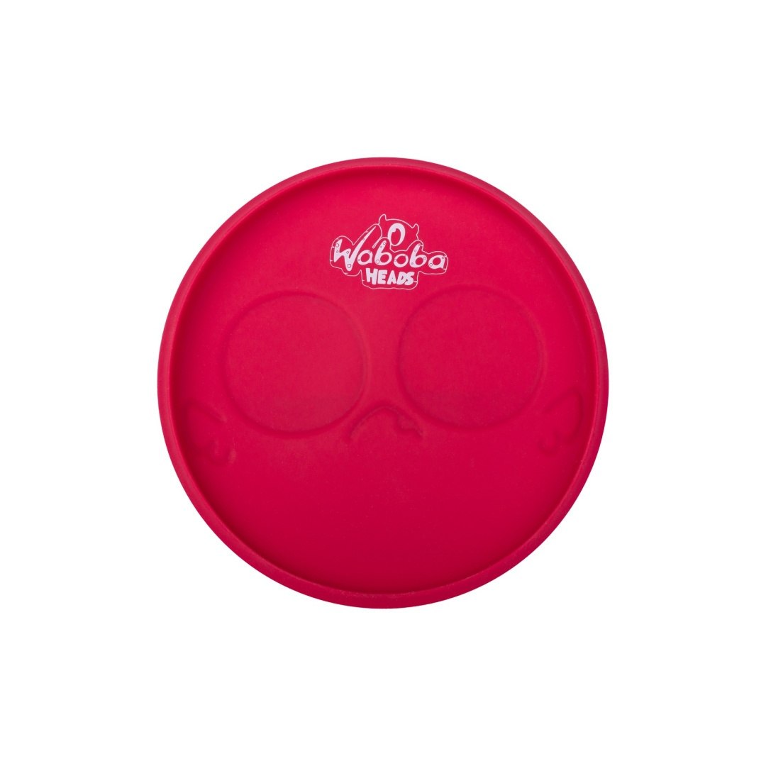 Czerwony frisbee dla dzieci firmy BV JACOB COMPANY z logo Wooboa na środku