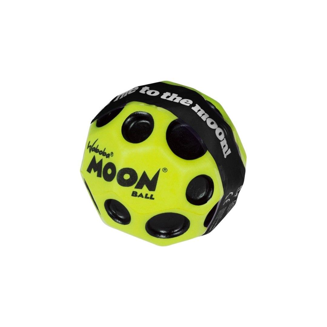Żółta piłeczka Waboba Moon Ball z czarnymi otworami do zabawy na wodzie i na sucho
