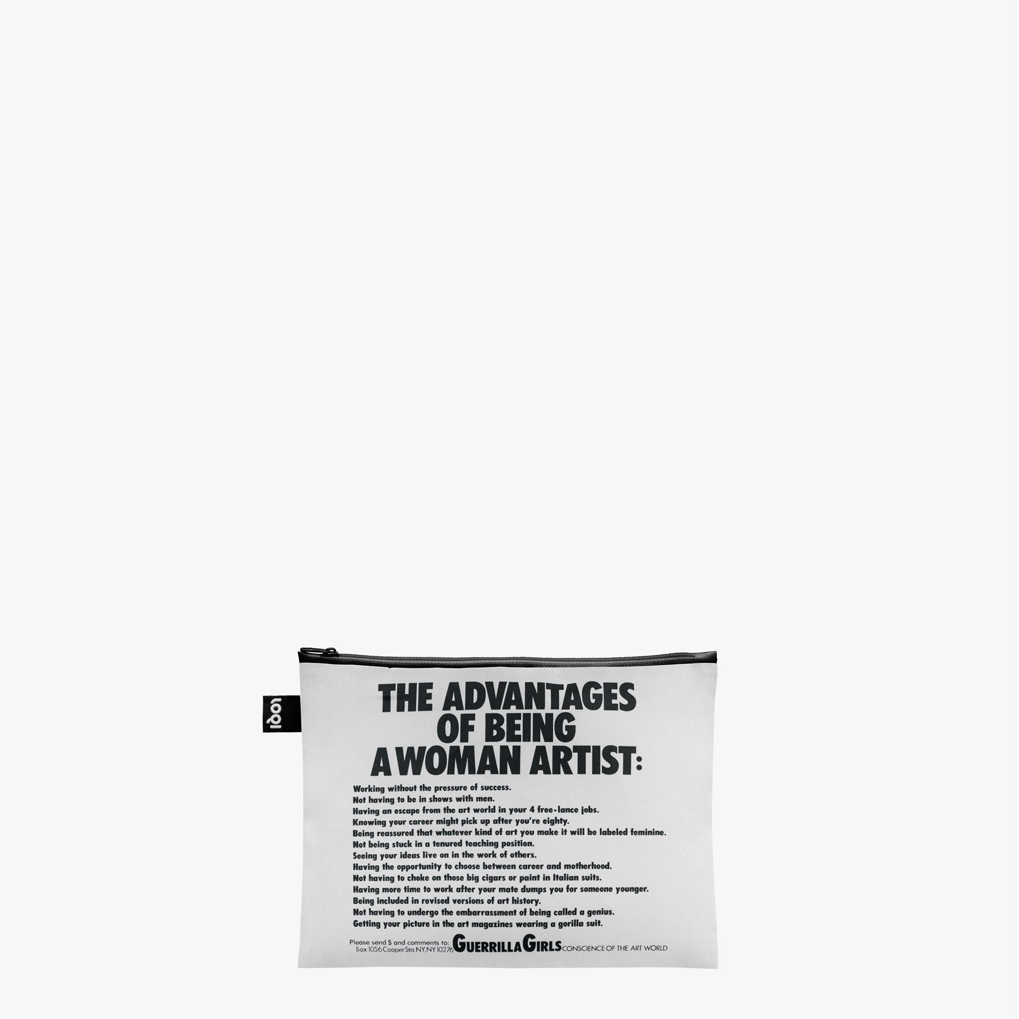 Biała saszetka z nadrukiem tekstowym zestaw saszetek LOQI Guerrilla Girls od marki LOQI