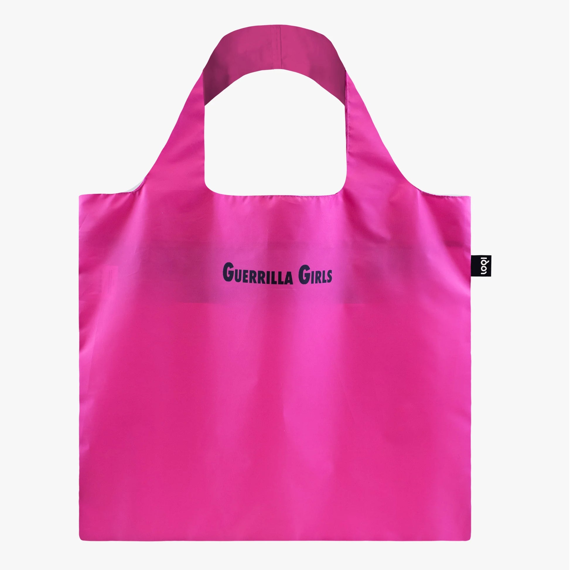 Różowa torba LOQI Guerrilla Girls z czarnym napisem i wygodnymi uszami do noszenia
