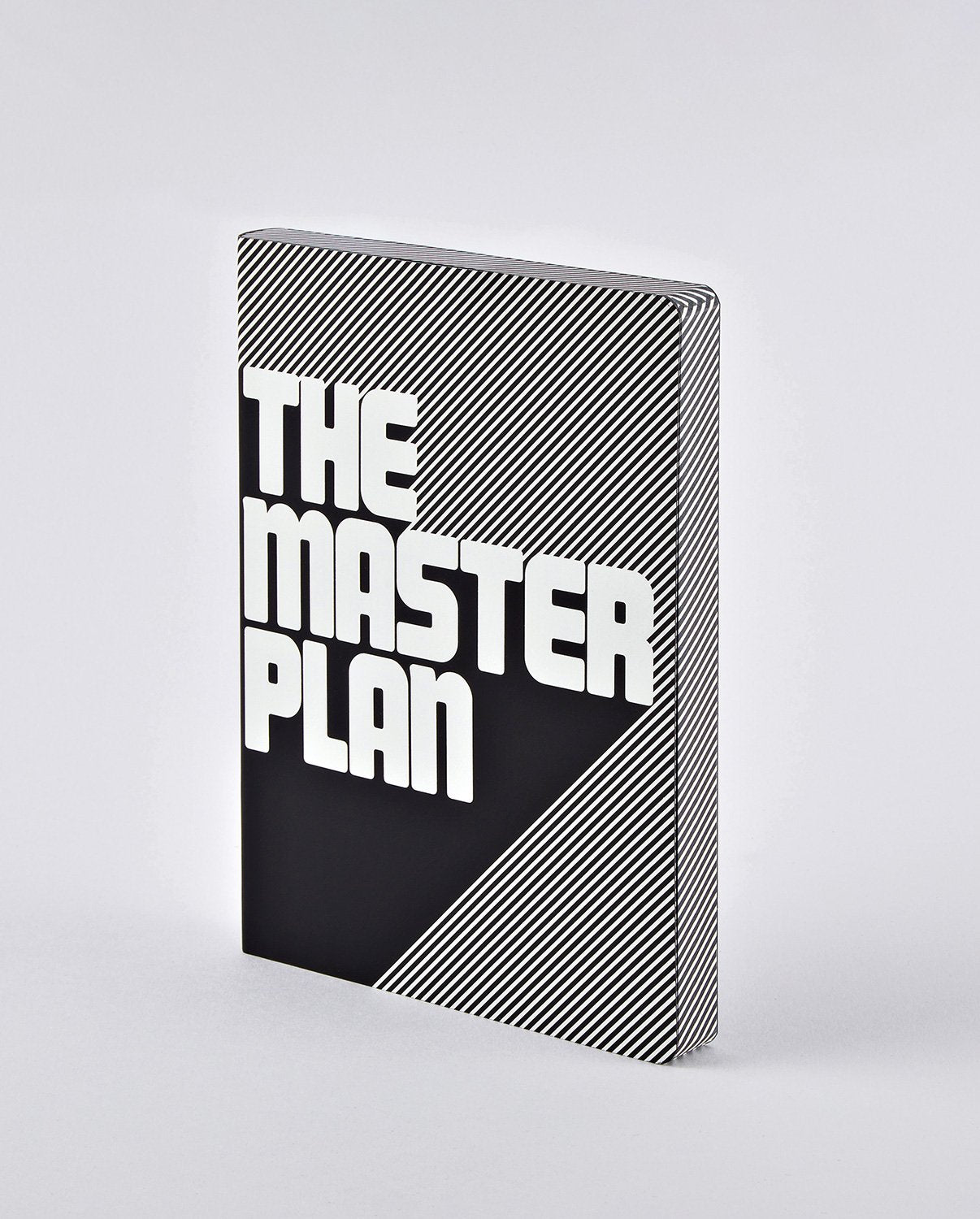 Czarny i biały notatnik the master plan z geometrycznym wzorem i dużym napisem na okładce