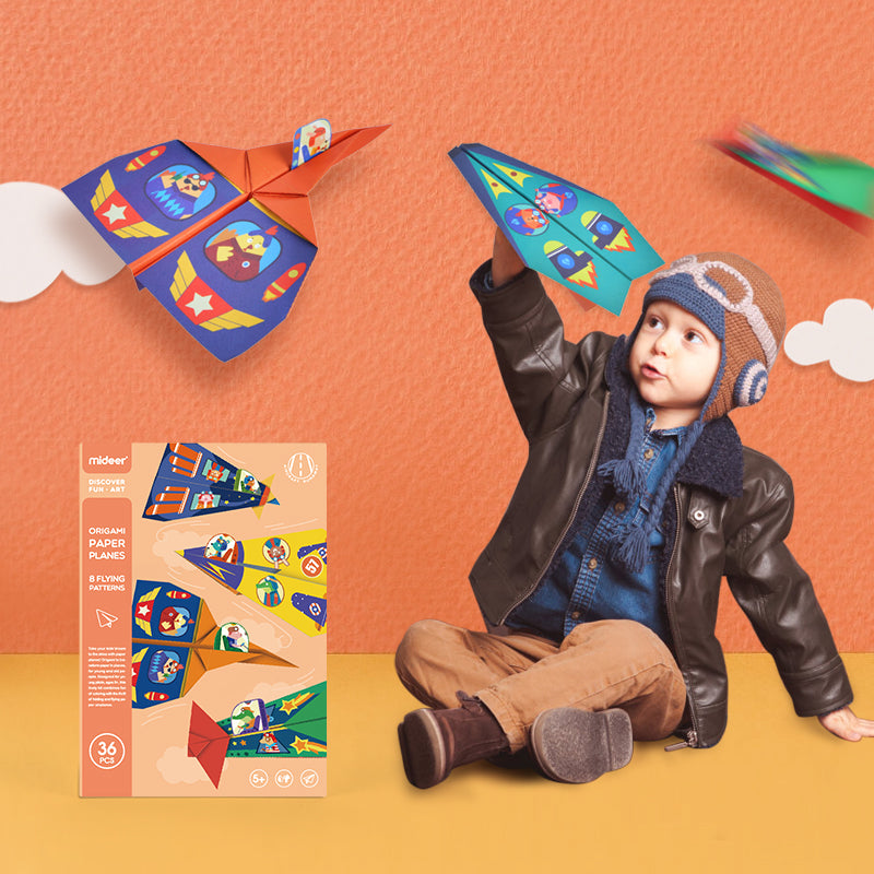 Zestaw origami samoloty papierowe Yamann z dzieckiem bawiącym się kolorowymi papierowymi samolotami