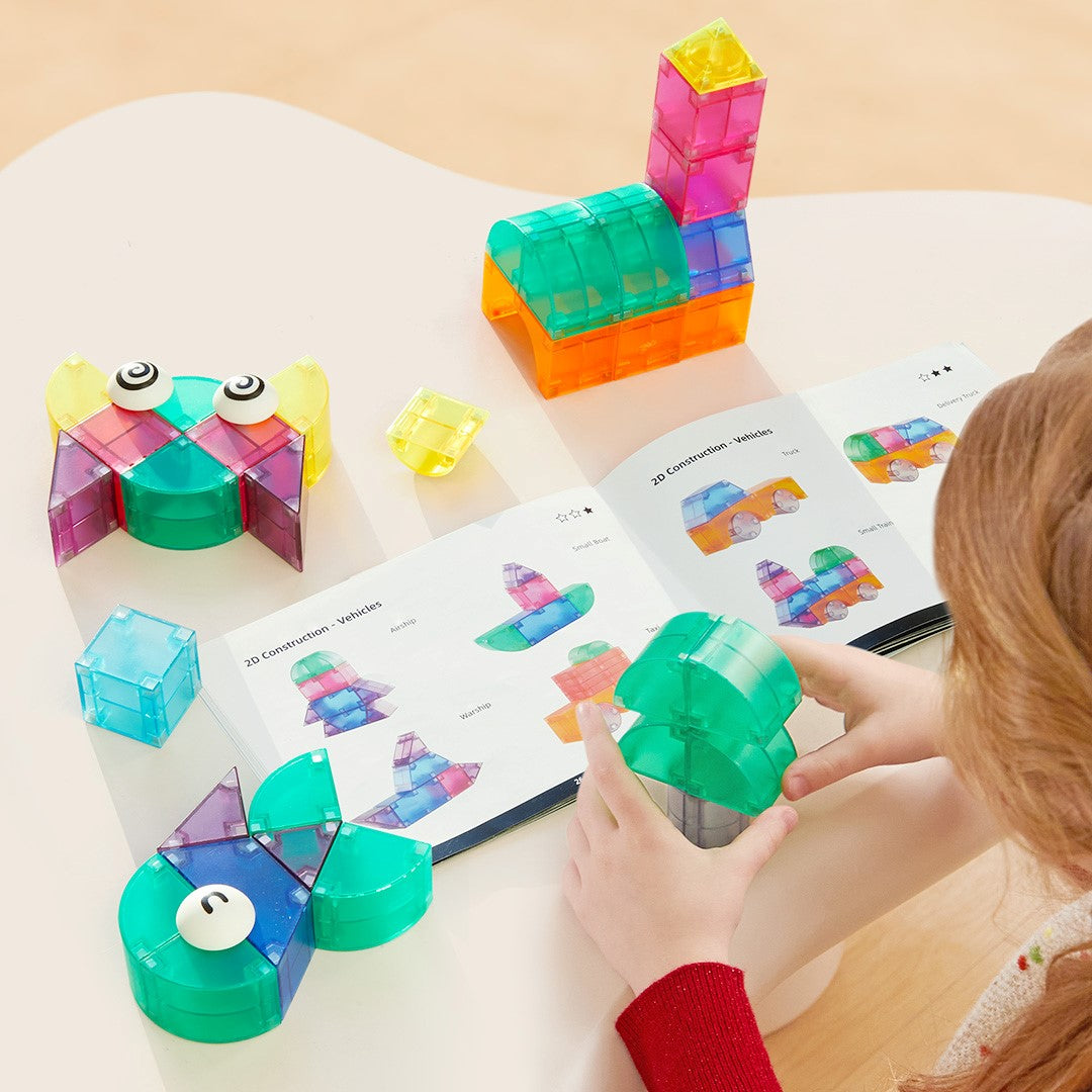 Dziecko bawiące się klockami magnetycznymi 3D EMS DOIY z instrukcją budowy różnych kształtów
