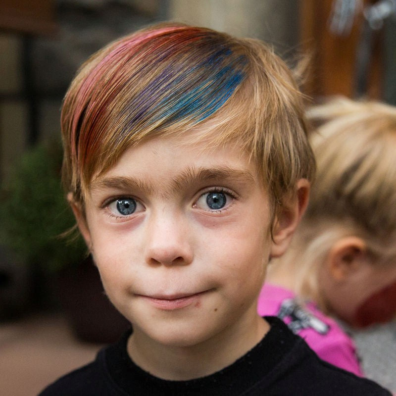exibir embalagens de máscaras capilares para mechas coloridas em um menino loiro