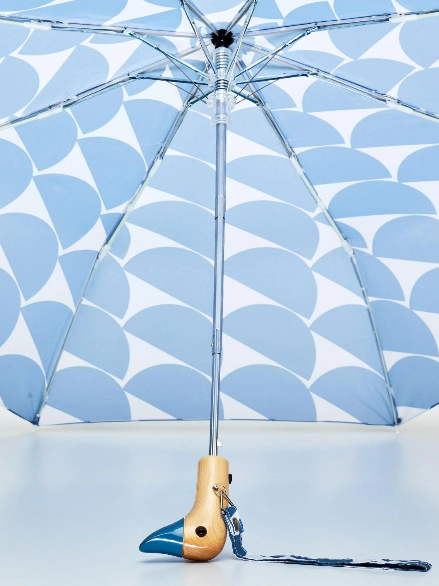 Parasol z niebieskim wzorem i parasolka z drewnianą rączką w kształcie kaczki firmy WABOBA AB