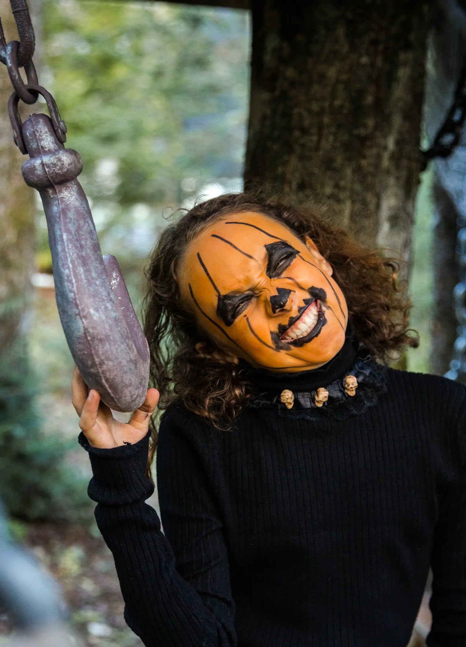 Dziecko z pomalowaną twarzą dyni Halloween dzięki zestawowi do malowania twarzy dla dzieci Yamann