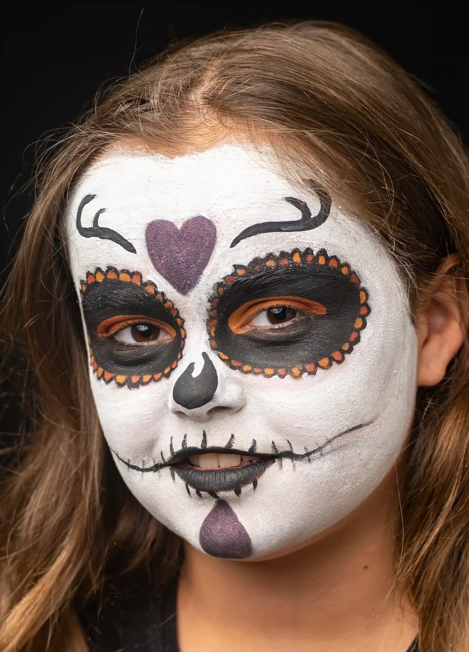 Twarz pomalowana makijażem w stylu czaszki w Halloween stworzona zestaw do malowania twarzy dla dzieci