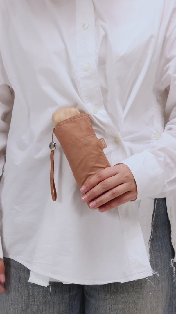 Załaduj wideo: Parasolka mini Original Duckhead – Mocha Mousse