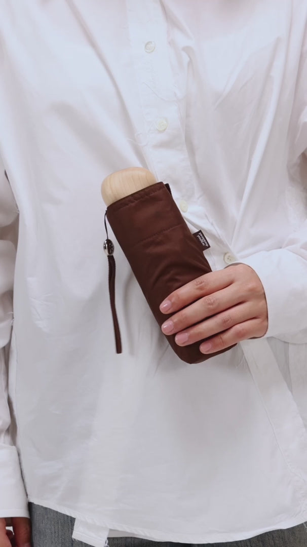 Załaduj wideo: Parasolka mini Original Duckhead – Espresso