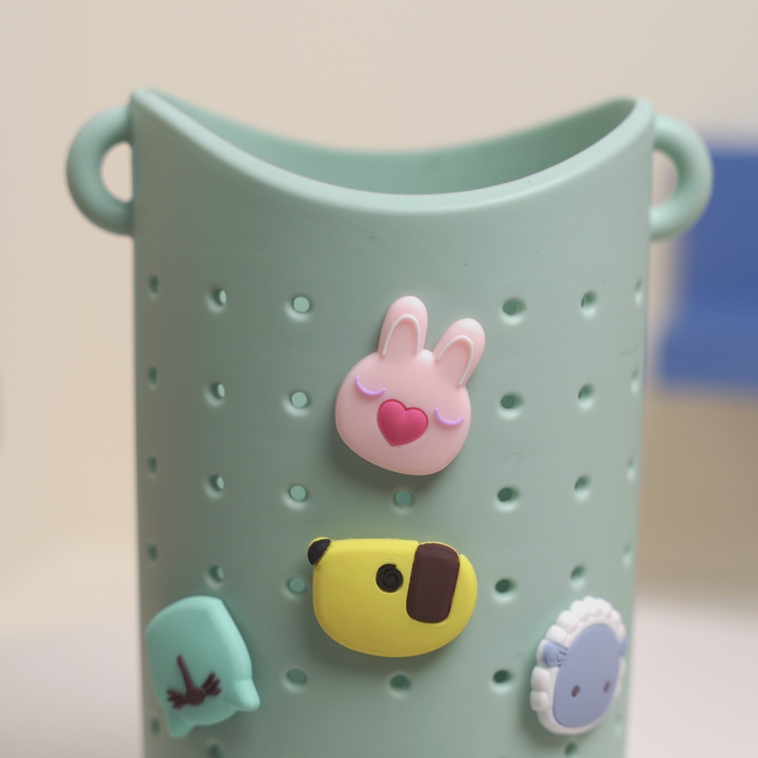 Załaduj wideo: Butelka termiczna ze słomką Bestie Asobu – Meduza Różowa 460 ml